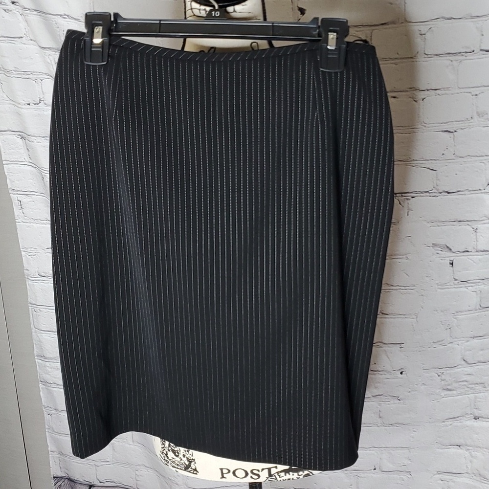 Tahari Black Pinstriped Pencil Skirt Size 6P NWT